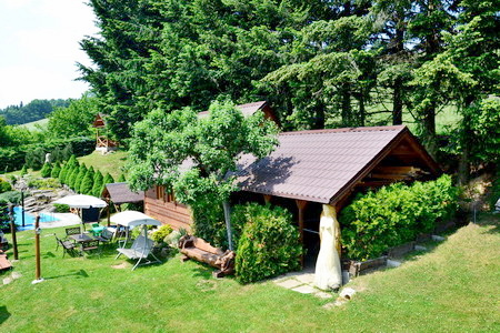 Ubytování v Romantickém penzionu v Albrechticích v Jizerských horách - bazén a hřiště