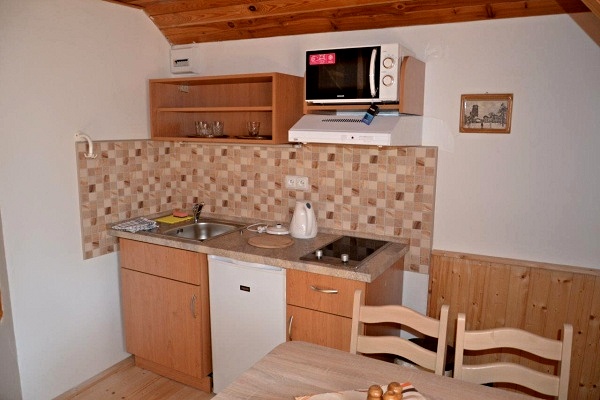 Ubytování v Romantickém penzionu u Tanvaldského Špičáku - kuchyňka - čtyřlůžkový apartmán
